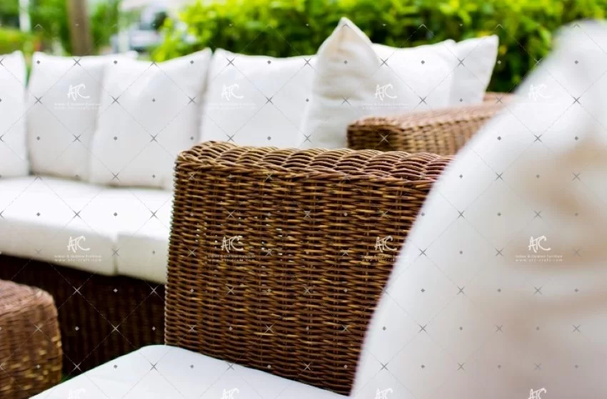 Chất liệu mây nhựa và đệm trượt nước trên bộ sofa