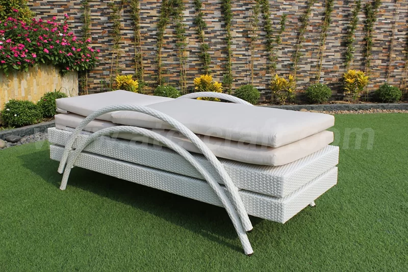 Ghế Dài Hồ Bơi Mây Nhựa Bán Cổ Điển RABD-047 2 Ghế dài hồ bơi mây nhựa có thể dễ dàng xếp gọn