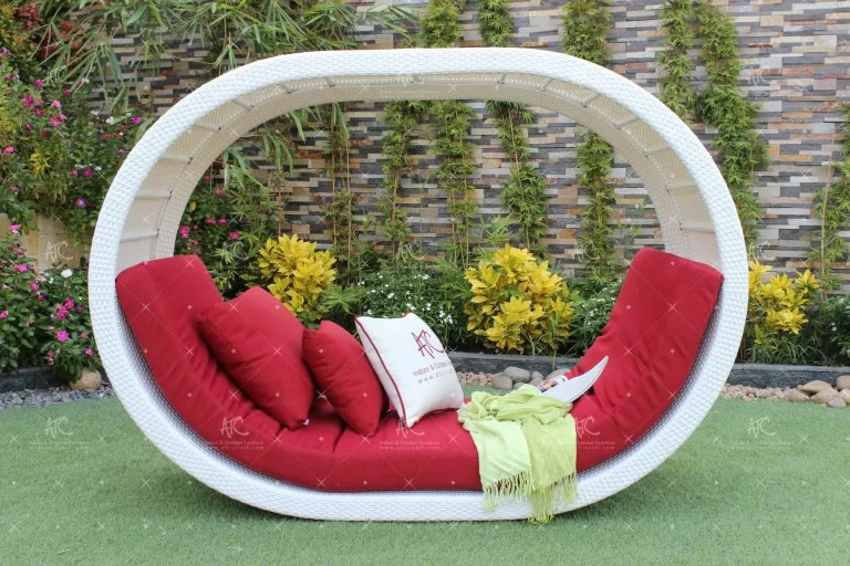 Giường tắm nắng hình ống có mái che