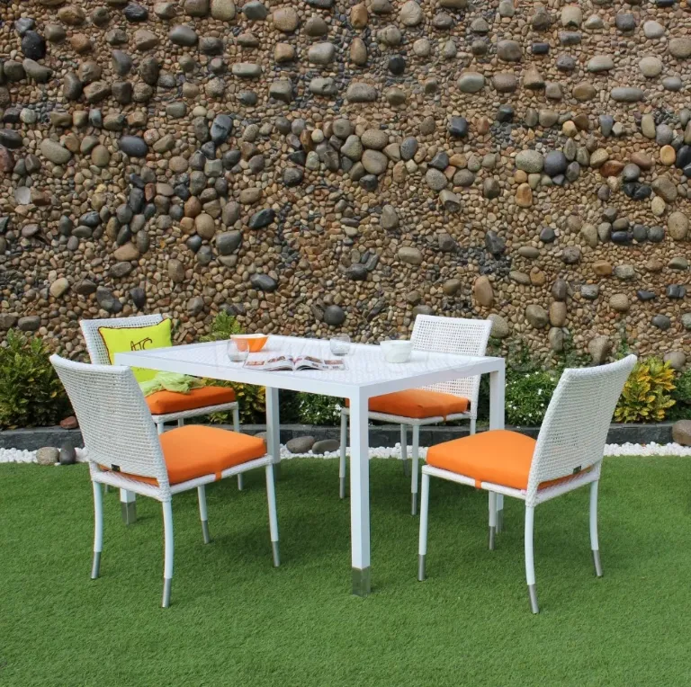 Hãy mua bộ bàn ăn từ nhà cung cấp uy tín