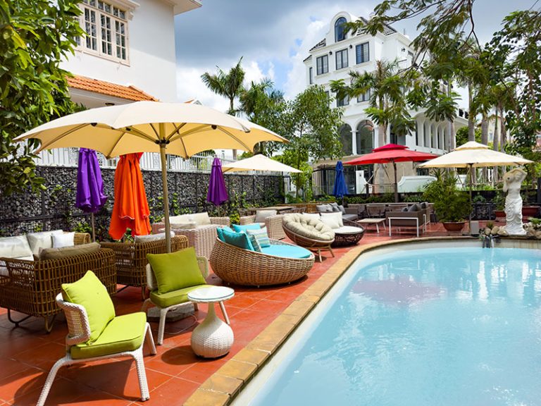 Giường tắm nắng cạnh hồ bơi