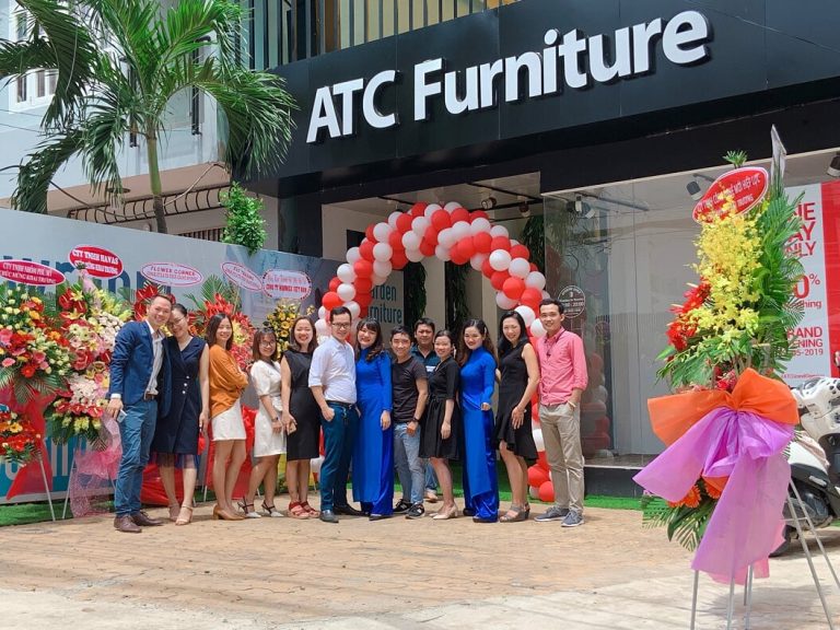 Đội ngũ nhân viên ATC Furniture trong ngày hai trương cửa hàng nội thất quận 2