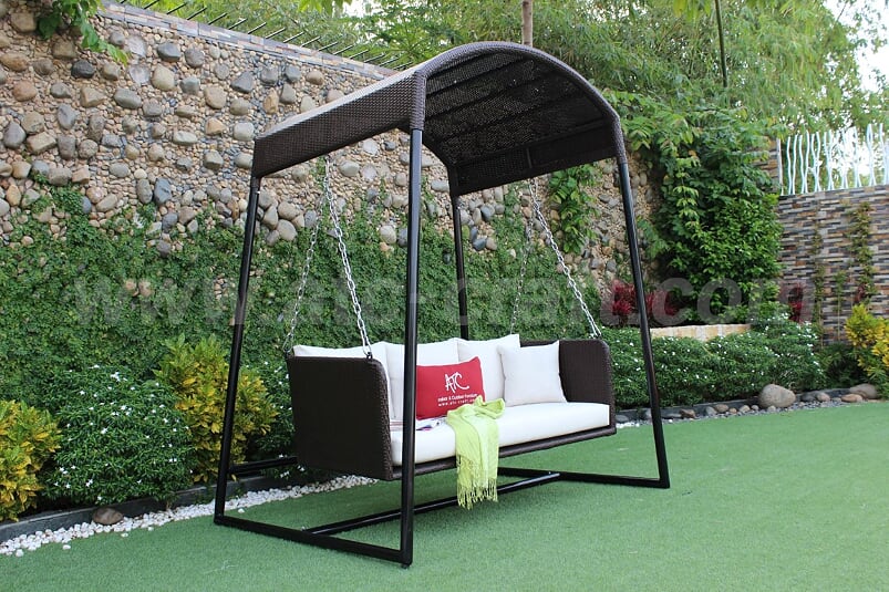 Ghế xích đu mây nhựa bài trí cho sân vườn hiện đại
