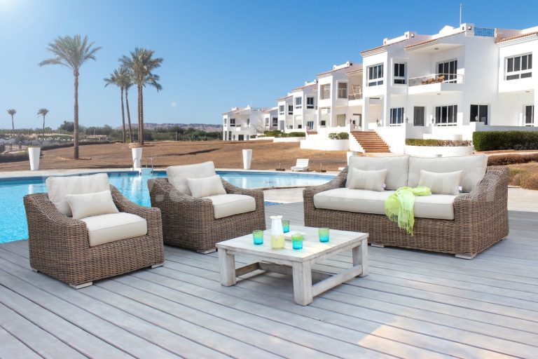 Nên chọn mua bàn ghế ngoài trời tại nhà sản xuất nội thất ngoài trời