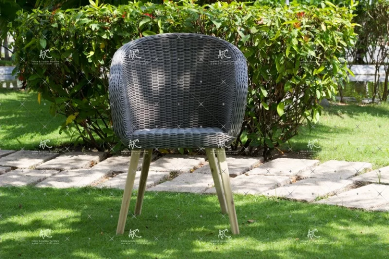 Ghế ăn bằng gỗ ngoài trời rất được ưa chuộng