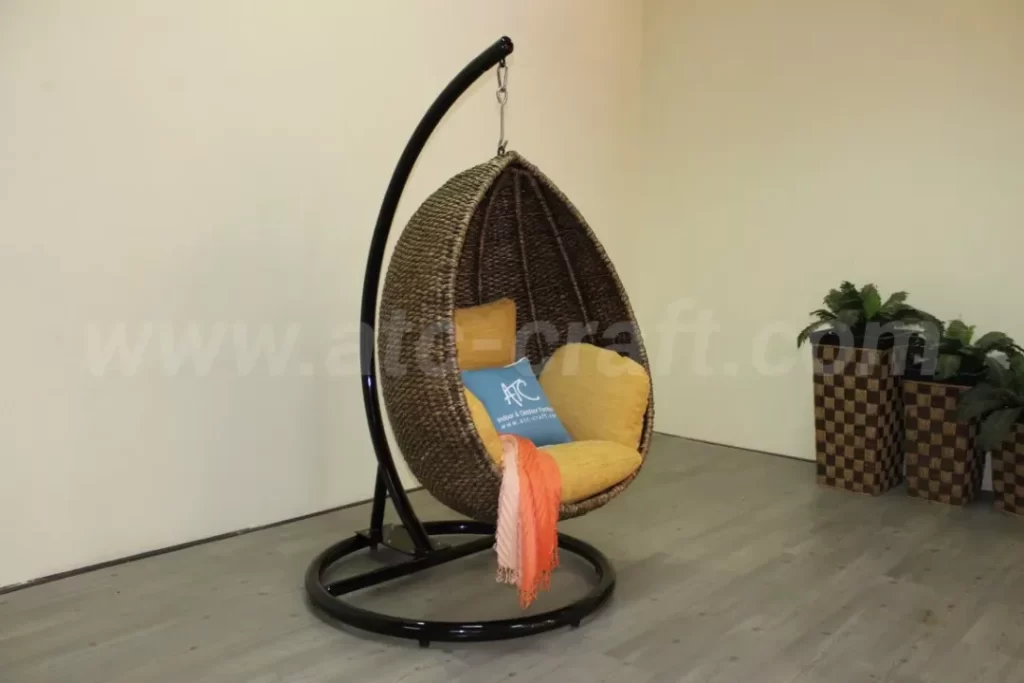 Mẫu Ghế Xích Đu Trong Nhà Giá Rẻ Đáng Mua Nhất Cho Căn Hộ 2 ghế xích đu trong nhà giá rẻ mây nhựa tông nâu phù hợp với căn hộ có không gian ấm cúng, trang nhã