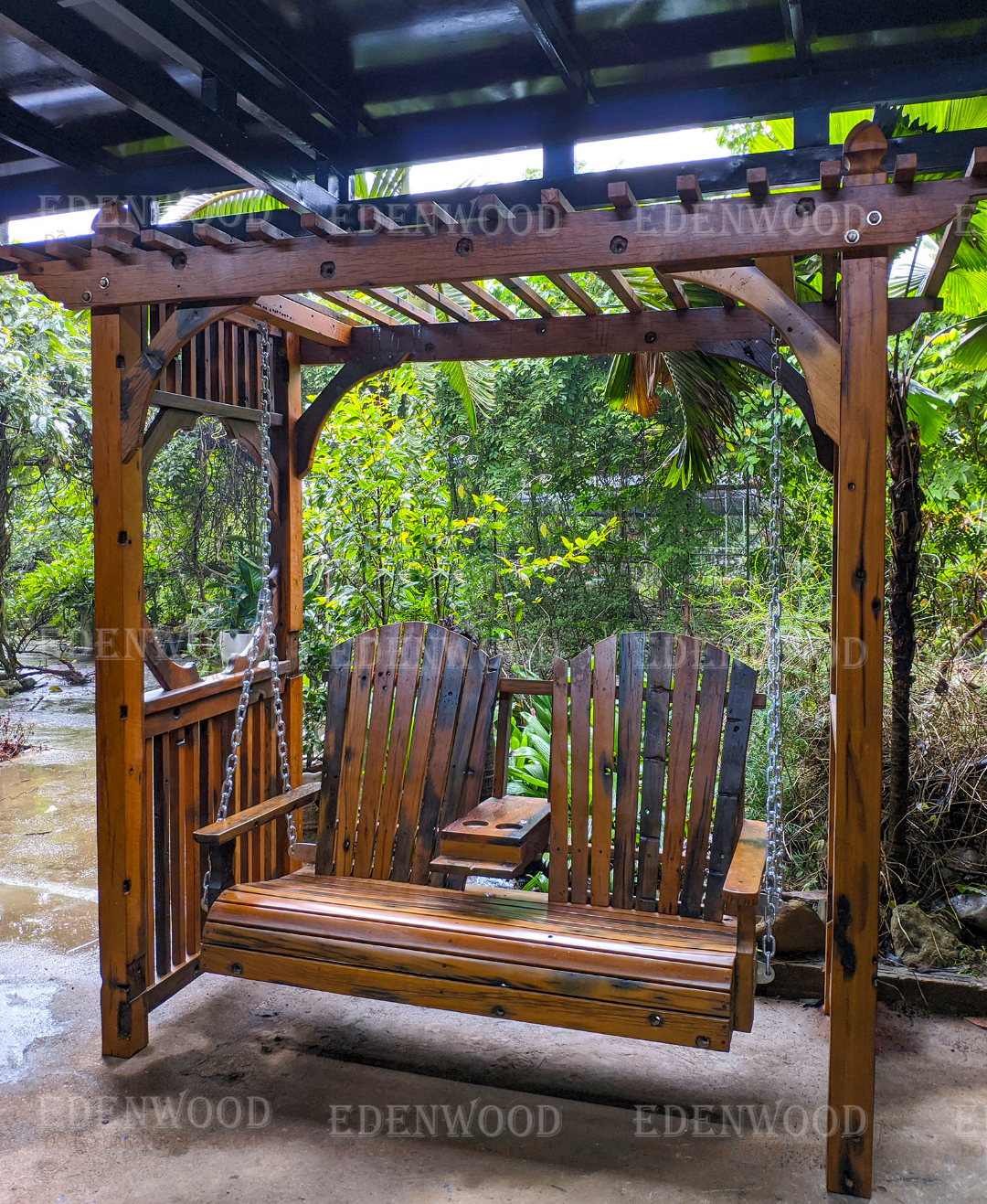 Xích đu gỗ thường có giá khá cao và độ bền không tốt