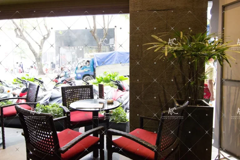 Những bộ ghế mây nhựa được đặt tại không gian của Highlands Coffee