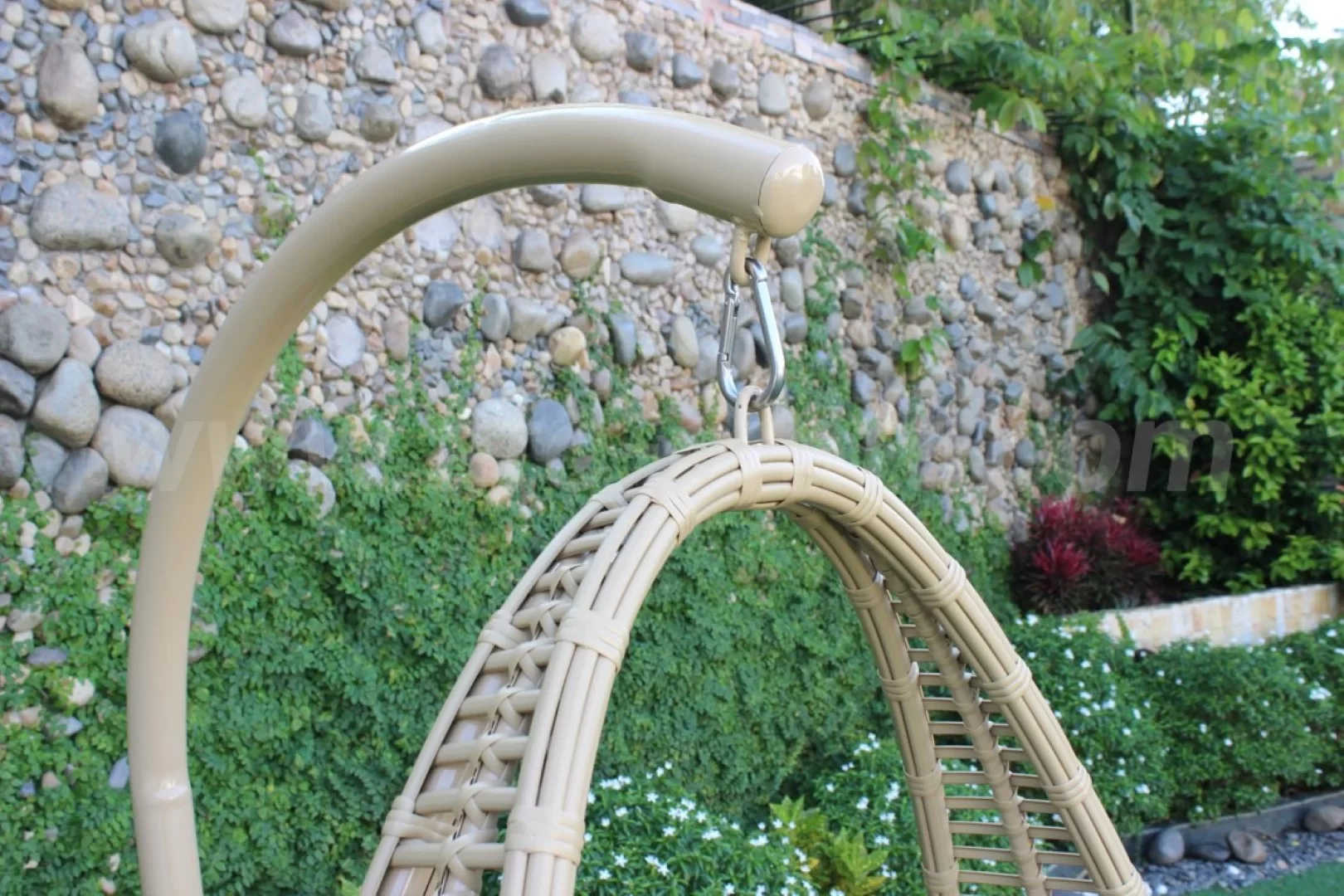 Phần cần treo và móc treo của ghế xích đu ngoài trời