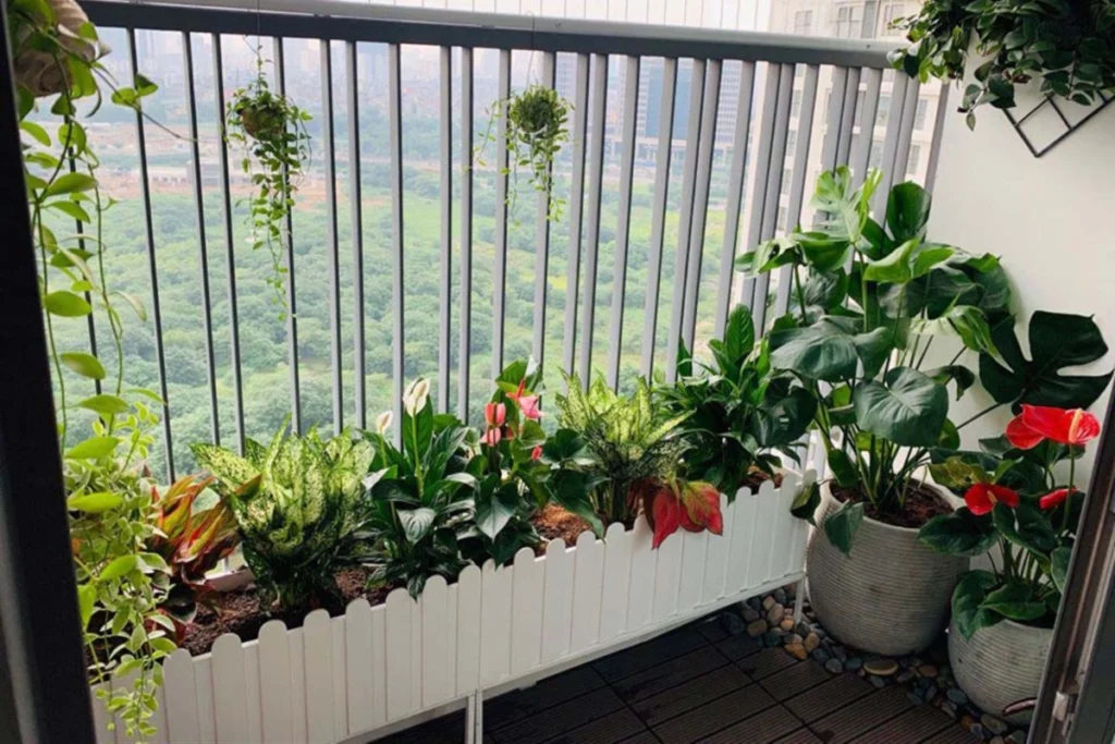 15 Ý Tưởng Decor Ban Công Đẹp Cho Cuộc Sống Thêm Chill 7 Tường cây xanh nhân tạo kết hợp cây thật được bố trí dọc lan can giúp không gian ban công thêm mát mắt và sinh động.