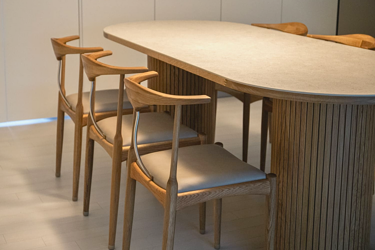 Phong Cách Minimalism: 3 Giải Pháp Ngoại Thất Tuyệt Vời Cho Không Gian Sống Tinh Gọn và Hiện Đại 11 Bàn ăn mặt đá hình oval kết hợp ghế gỗ lưng cong, thiết kế tinh giản hiện đại