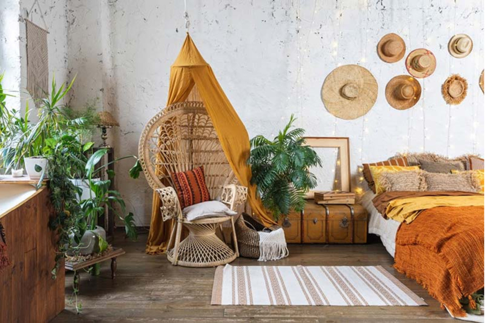 Phong Cách Bohemian: Sự Kết Hợp Hoàn Hảo Của Tự Do và Nghệ Thuật 3 Phòng ngủ Bohemian phối màu đất sét, cam cháy và vàng ấm cùng ghế mây và cây xanh.