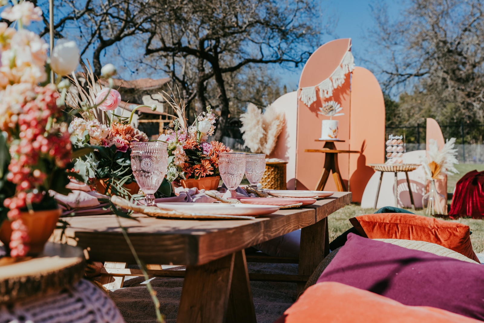Phong Cách Bohemian: Sự Kết Hợp Hoàn Hảo Của Tự Do và Nghệ Thuật 2 Không gian phòng Boho sử dụng tone màu ấm và các chất liệu tự nhiên mộc mạc.