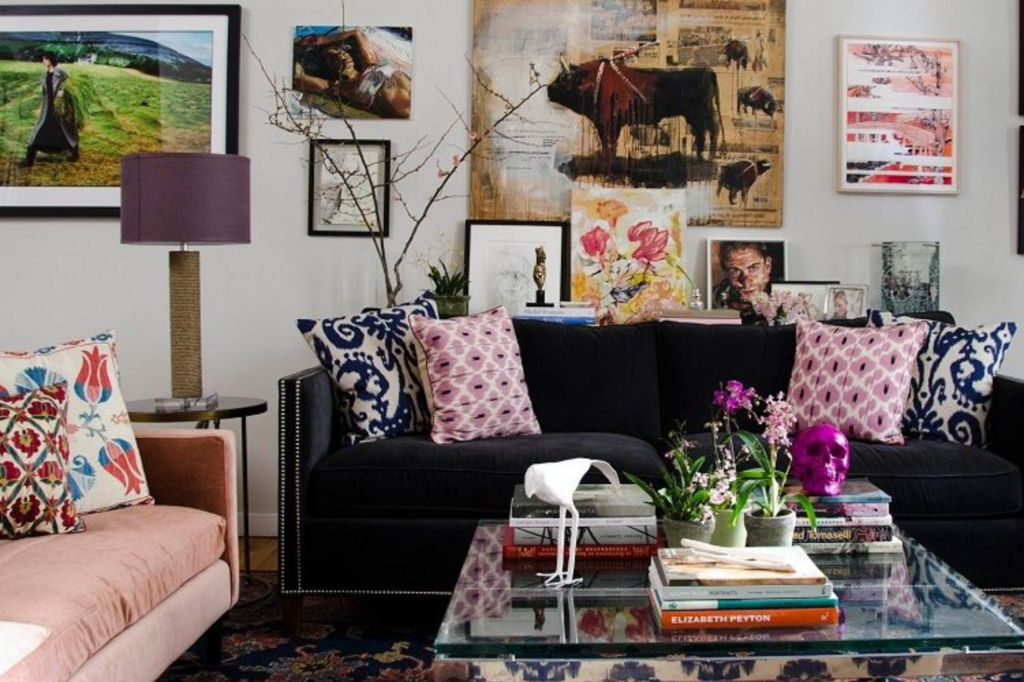 Phong Cách Bohemian: Sự Kết Hợp Hoàn Hảo Của Tự Do và Nghệ Thuật 5 Phòng khách phối hợp sofa cổ điển và nội thất hiện đại cùng tranh decor đa phong cách.
