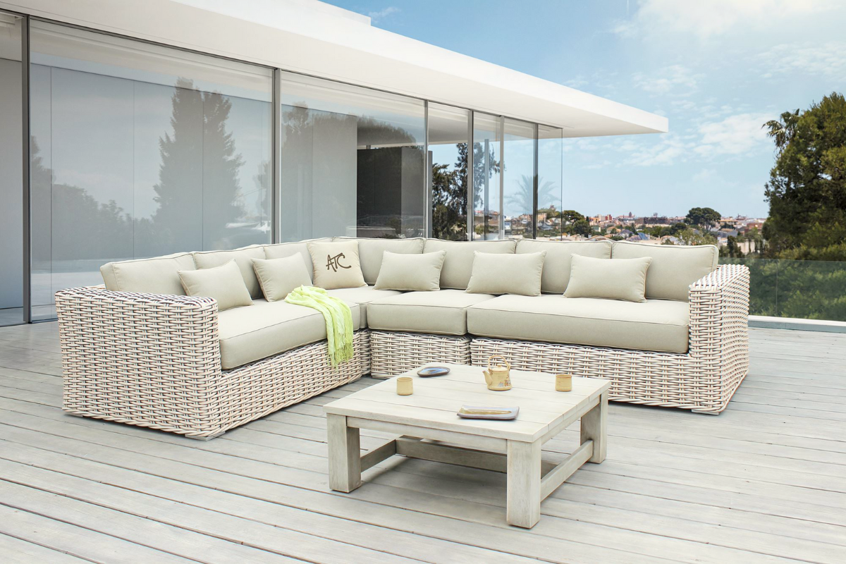 Phong Cách Minimalism: 3 Giải Pháp Ngoại Thất Tuyệt Vời Cho Không Gian Sống Tinh Gọn và Hiện Đại 1 Bộ sofa ngoài trời giả mây tối giản với bàn gỗ thấp đặt trên sàn gỗ trước sân nhà