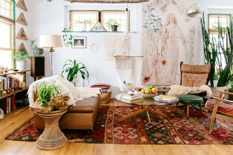 Nội thất phòng khách Boho nổi bật với tranh treo tường nghệ thuật và đồ decor cổ mới đan xen.