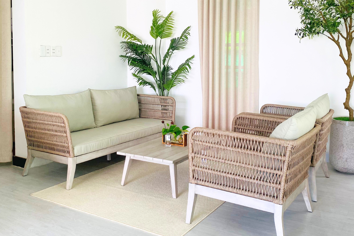 Phong Cách Minimalism: 3 Giải Pháp Ngoại Thất Tuyệt Vời Cho Không Gian Sống Tinh Gọn và Hiện Đại 4 Bộ sofa với bàn trà thấp, đặt trong phòng khách cùng cây xanh và rèm vải nhẹ nhàng