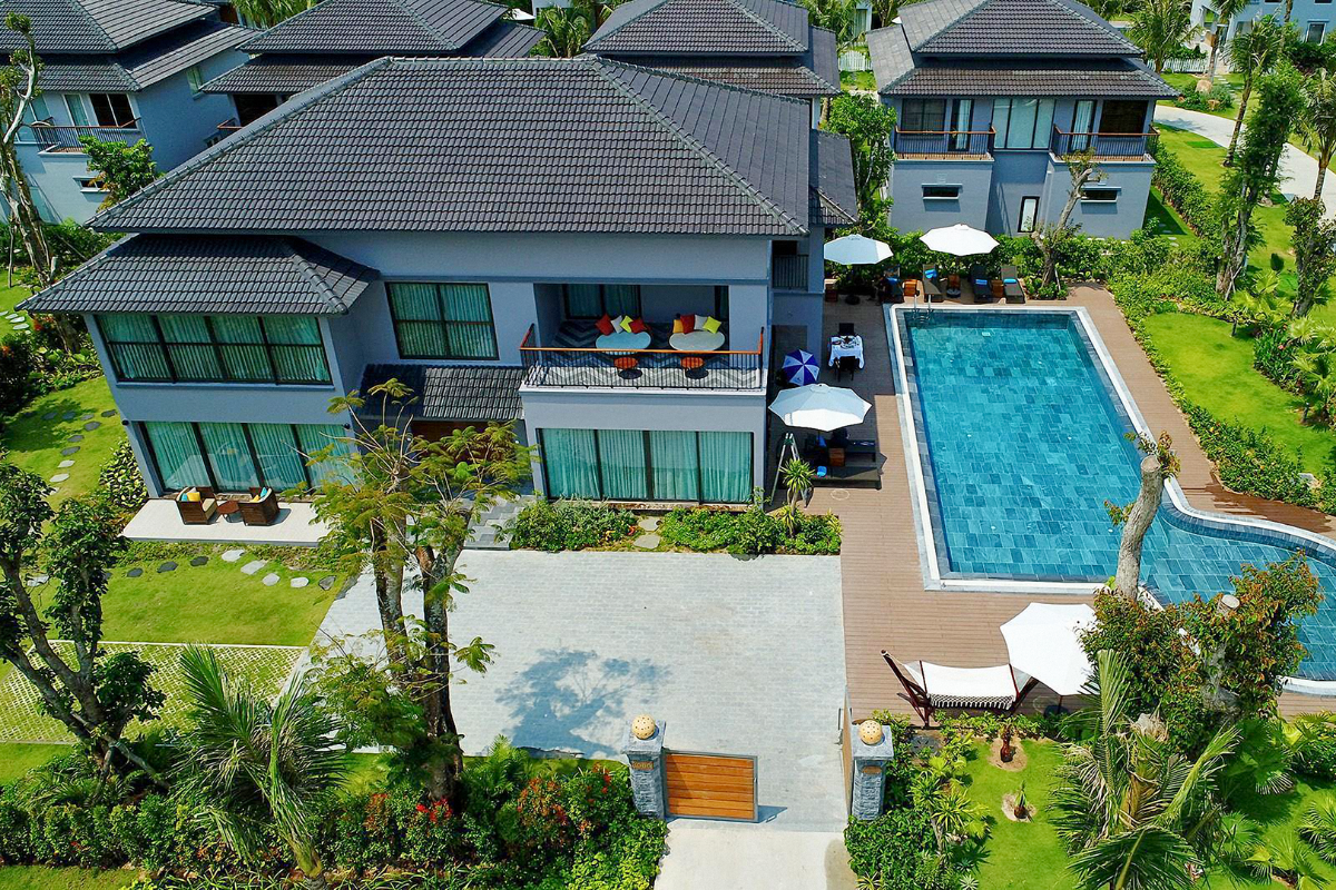 Tổng quan về thiết kế biệt thự sân vườn đẹp và những thiết kế được ưa chuộng nhất 3 Biệt thự sân vườn với hồ bơi lớn, cây xanh bao quanh và không gian mở