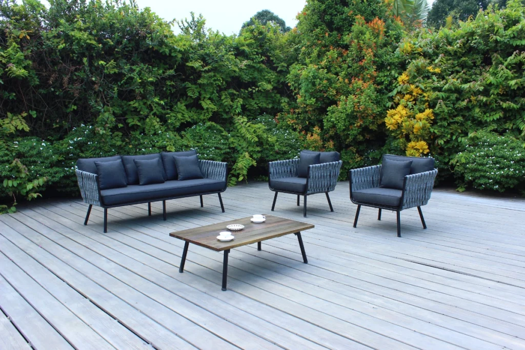 Các cách tạo ra sân vườn đẹp tự làm tại nhà – Biến mọi góc nhỏ thành không gian chill lý tưởng 1 Không gian chill lý tưởng với bộ sofa ngoài trời, vừa riêng tư vừa thoáng đãng giữa thiên nhiên xanh mát.