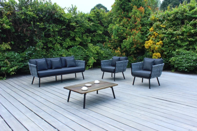 Không gian chill lý tưởng với bộ sofa ngoài trời, vừa riêng tư vừa thoáng đãng giữa thiên nhiên xanh mát.