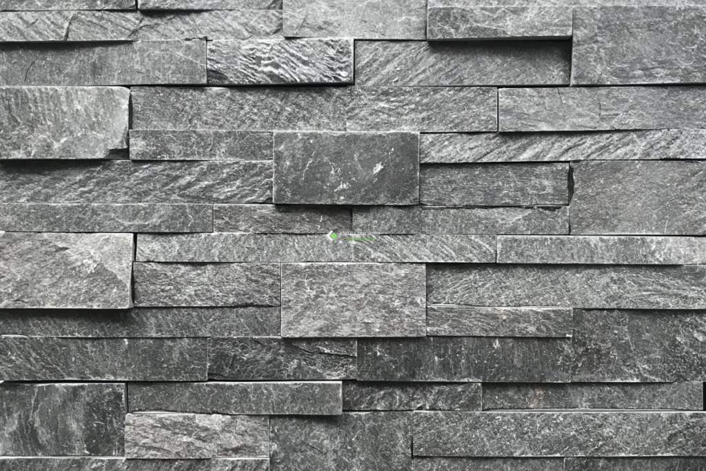 Top 7 loại đá lát nền sân vườn siêu bền đẹp theo thời gian 8 Đá slate (đá phiến) màu xám với bề mặt nhám tự nhiên, được ốp lát theo từng khối vuông vức, mang lại vẻ đẹp mộc mạc và chắc chắn cho công trình.