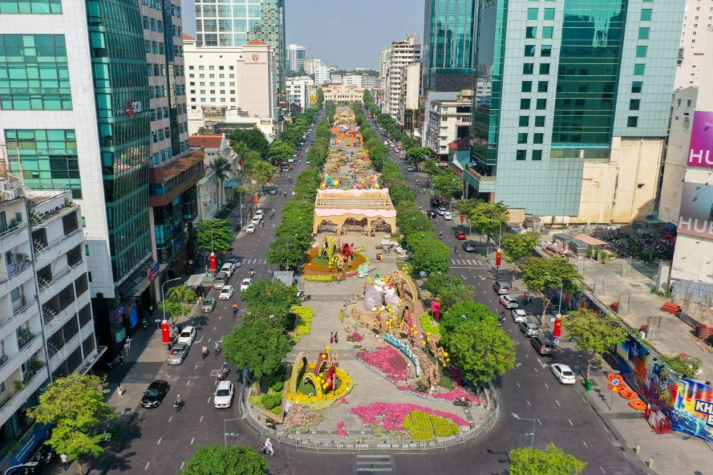 Top 7 loại đá lát nền sân vườn siêu bền đẹp theo thời gian 1 Đá lát nền được ứng dụng tại phố đi bộ Nguyễn Huệ, nổi bật với khả năng bền bỉ trước thời gian và thời tiết, tạo nên không gian công cộng đẹp và lâu dài.