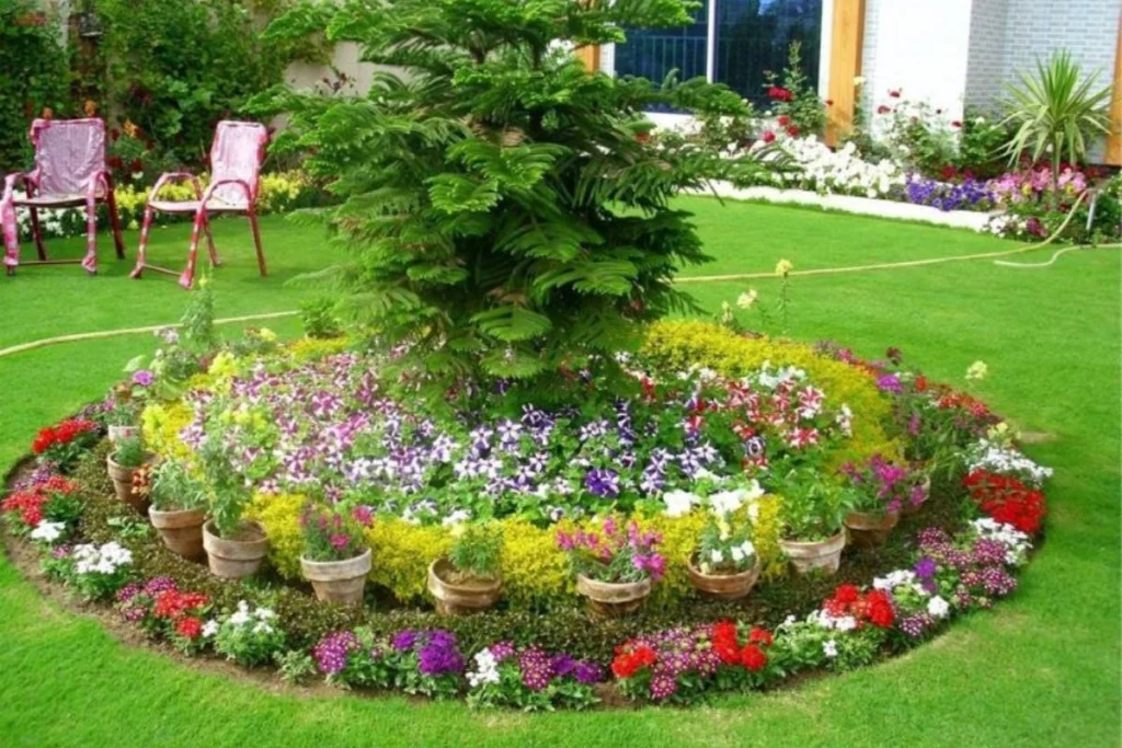 đồi cỏ xanh, hoa nhiều màu sắc đặt hình tròn, 2 chiếc ghế