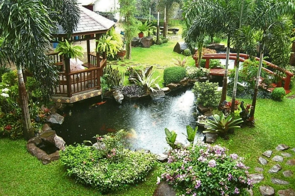 Đồi cỏ xanh, hồ nước có cá, cây cảnh xung quanh, vườn hoa, cây cầu