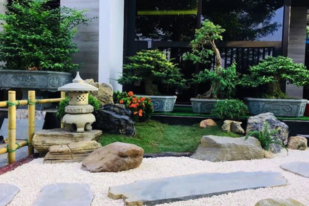 đồi cỏ nhỏ, đá lát đường đi, sỏi trắng, cây bonsai, tượng đá