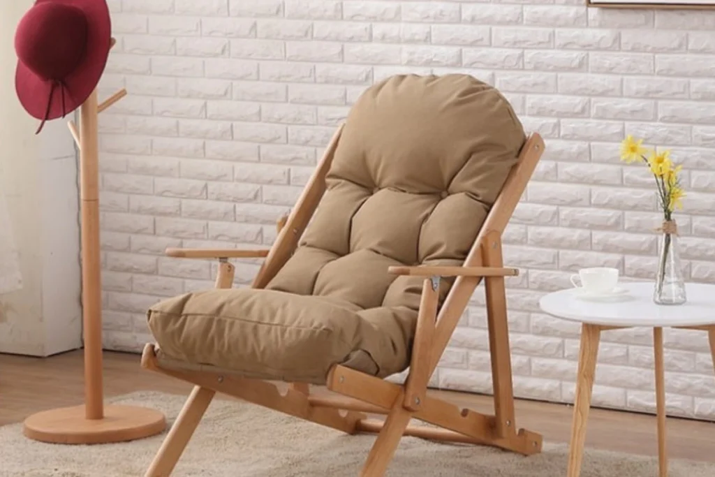 Ghế lười khung gỗ được đặt tại phòng khách vừa để thư giãn vừa để trang trí