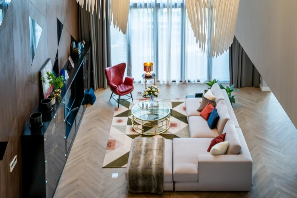 TOP 10 XƯỞNG SẢN XUẤT NỘI THẤT UY TÍN BẠN NÊN BIẾT 4 Phòng khách hiện đại với thiết kế sang trọng của Nhà Xinh, nổi bật với sofa lớn và cách bày trí nội thất tinh tế.