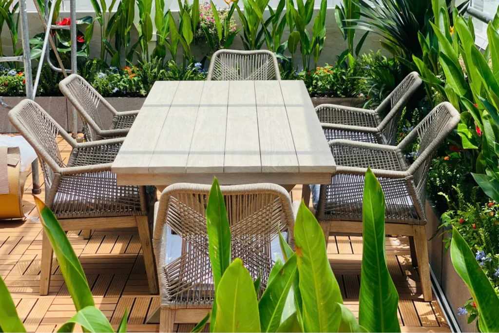 Bộ bàn ghế ngoài trời bằng gỗ teak và gỗ trầm, kết hợp khung hiện đại và vân gỗ tự nhiên, mang lại cảm giác ấm áp và sang trọng.  