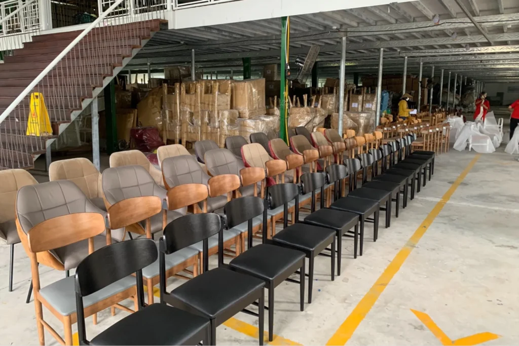 Hàng loạt mẫu ghế được trưng bày tại ATC Furniture, sẵn sàng cho khách hàng trải nghiệm và lựa chọn trực tiếp 