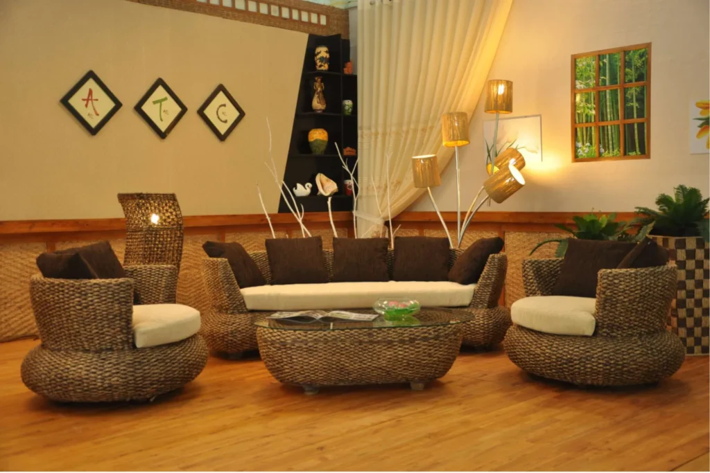 Bộ sofa Rustic lục bình với tông màu trầm ấm, kết hợp nệm êm ái, tạo không gian phòng khách gần gũi và sang trọng.  