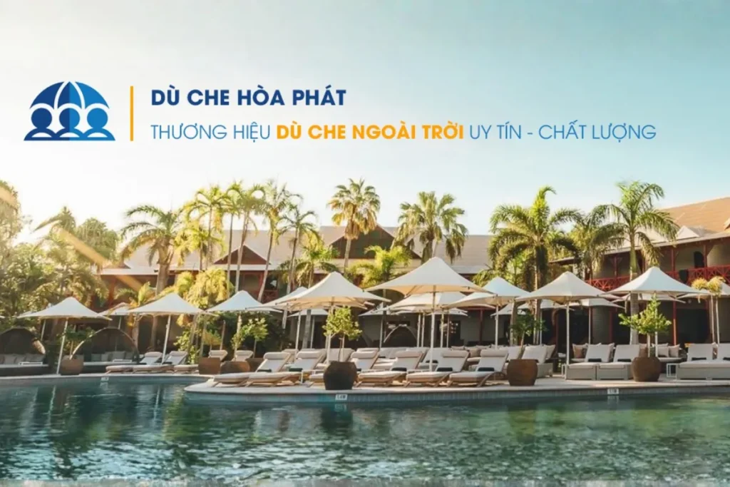 Top công ty bán dù che nắng uy tín 2025 bạn nên biết 3 Hình resort hồ bơi với hàng dù tâm giữa màu kem của Dù Che Hòa Phát, khung xử lý chống gỉ, vải chống UV.