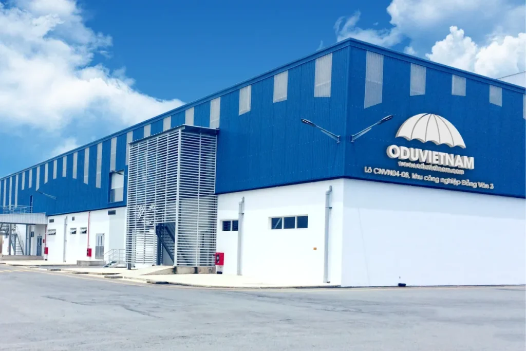Top công ty bán dù che nắng uy tín 2025 bạn nên biết 4 Toà nhà Ô Dù Việt Nam tại khu công nghiệp, biển hiệu OduVietnam nổi bật trên nền trời.