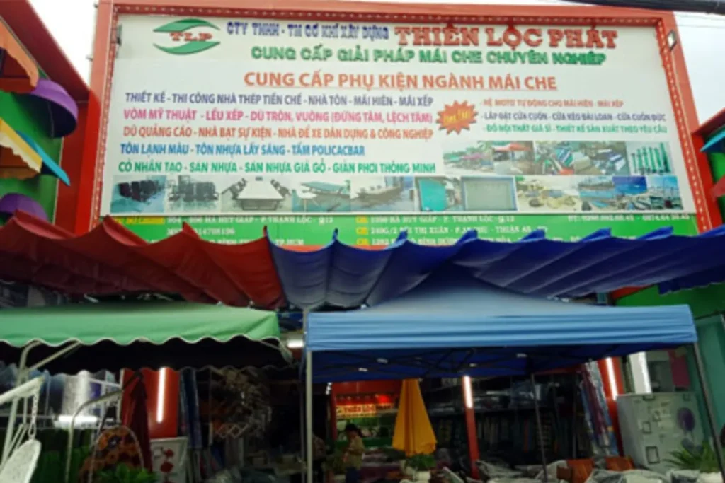 Top công ty bán dù che nắng uy tín 2025 bạn nên biết 6 Mặt tiền cơ sở Thiên Lộc Phát với mái che nhiều màu, trưng bày dù và phụ kiện che nắng ngoài trời.