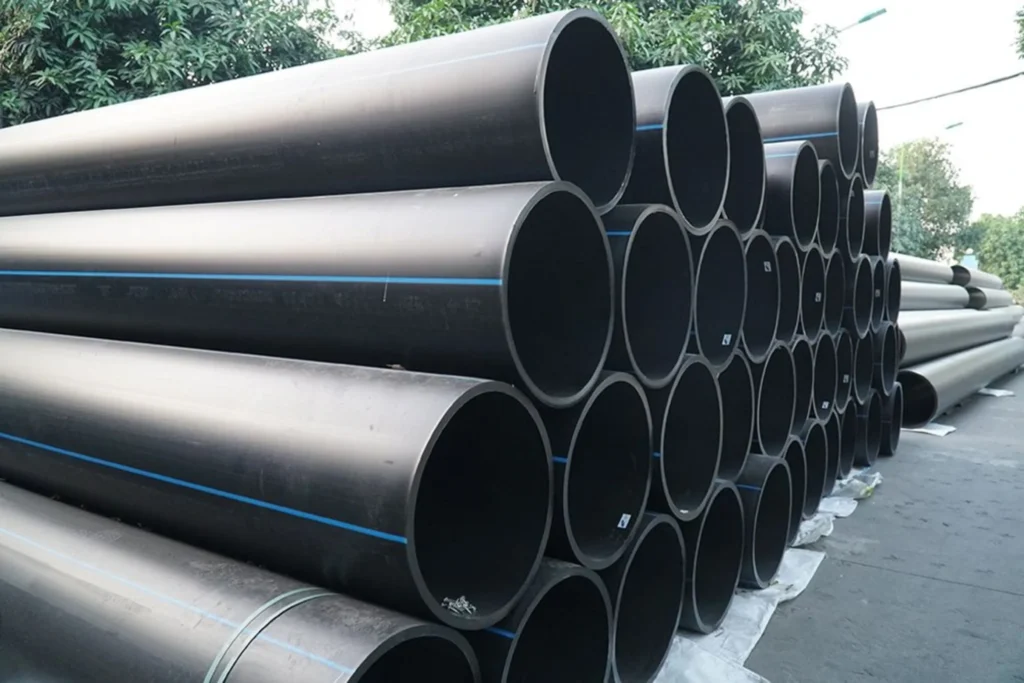 HDPE là gì? Vì sao HDPE được sử dụng rộng rãi trong sản xuất 2 Ống nhựa HDPE xếp chồng thể hiện cấu trúc chắc chắn và độ bền cao của vật liệu.