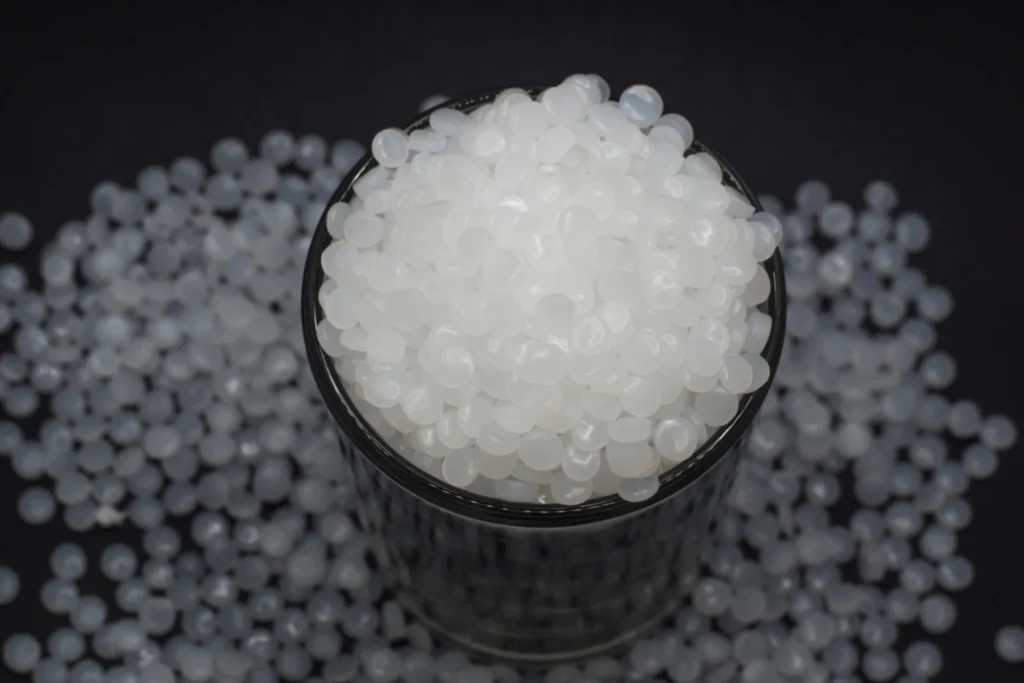 HDPE là gì? Vì sao HDPE được sử dụng rộng rãi trong sản xuất 1 Hạt nhựa HDPE nguyên sinh dùng làm nguyên liệu sản xuất các sản phẩm ngoài trời.