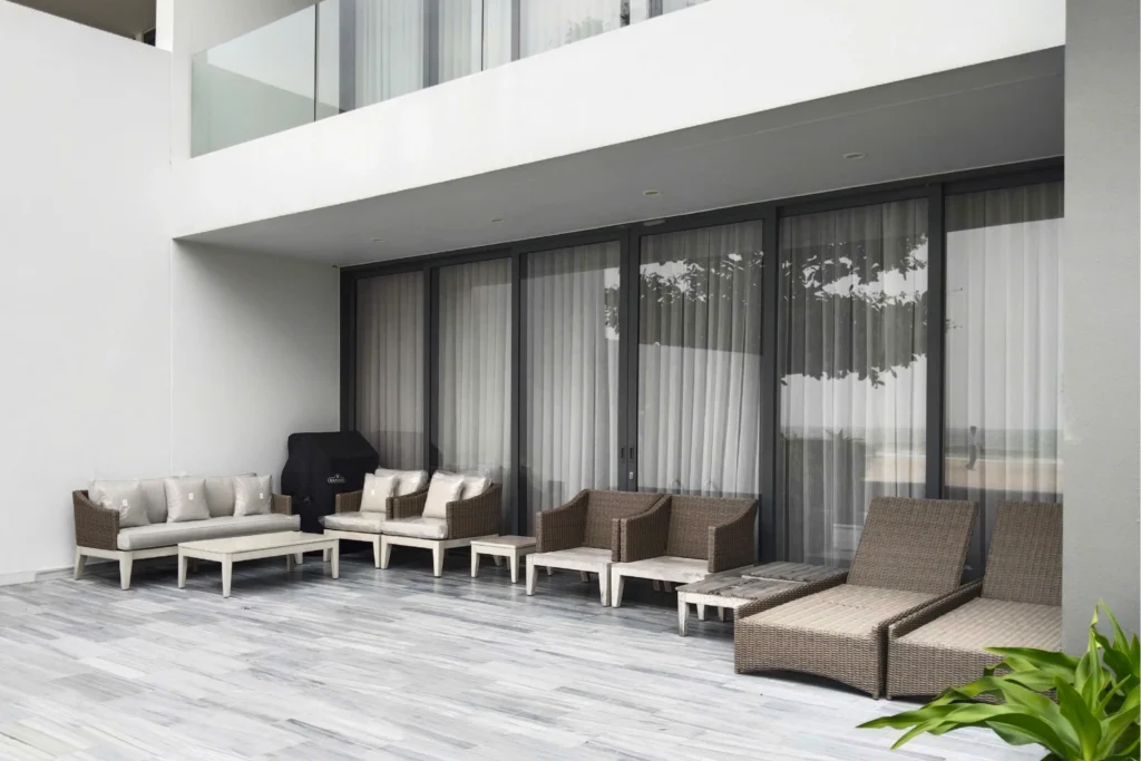 HDPE là gì? Vì sao HDPE được sử dụng rộng rãi trong sản xuất 4 Bàn ghế sân vườn sử dụng chất liệu HDPE, bố trí trong không gian ngoài trời hiện đại của biệt thự.