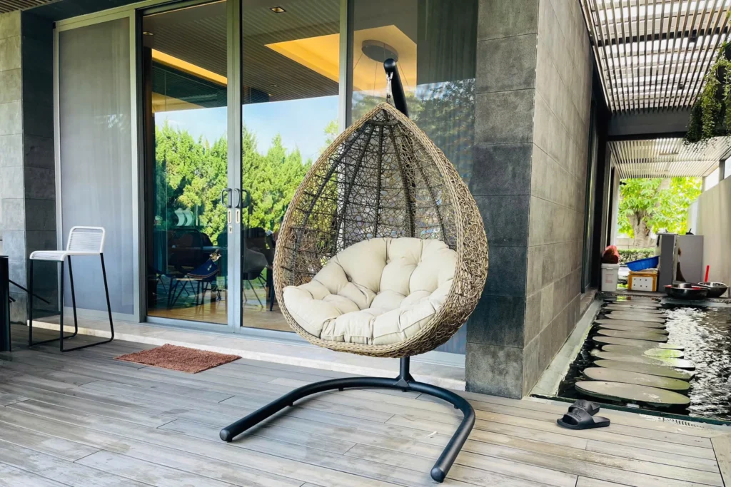 HDPE là gì? Vì sao HDPE được sử dụng rộng rãi trong sản xuất 8 Xích đu HDPE dạng treo với thiết kế đan sợi, đặt trong không gian thư giãn ngoài trời hiện đại.