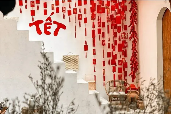 Trang trí dây bao lì xì làm nổi bật lối đi không gian ngoài trời