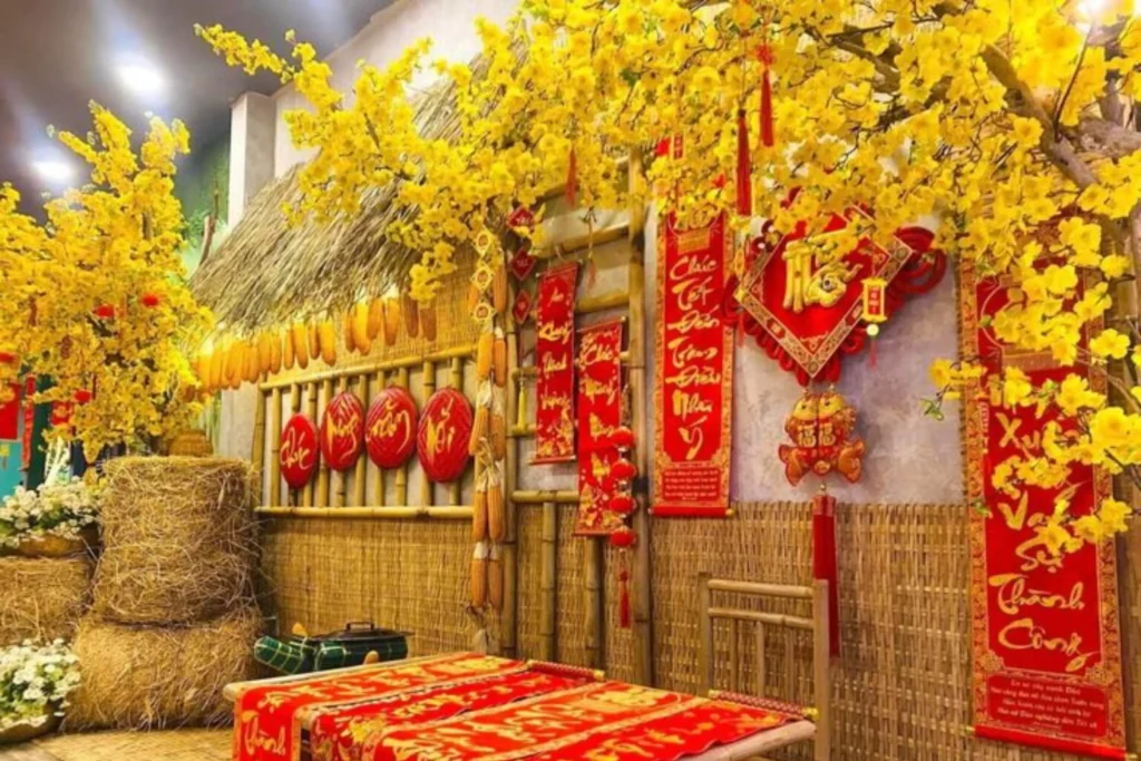 10+ Ý Tưởng Decor Tết Ngoài Trời Biến Sân Vườn Thành Thiên Đường Đón Xuân 14 Trang trí dây bao lì xì làm nổi bật lối đi không gian ngoài trời