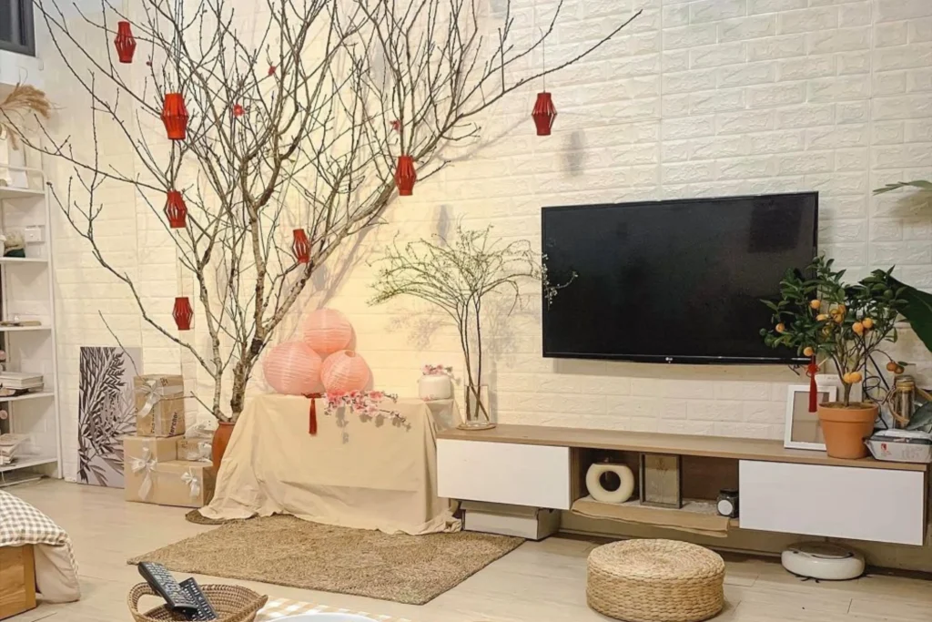 10+ Ý Tưởng Decor Tết Ngoài Trời Biến Sân Vườn Thành Thiên Đường Đón Xuân 1 Decor Tết tối giản với cành xuân và lồng đèn trong phòng khách nhưng vẫn sang trọng.