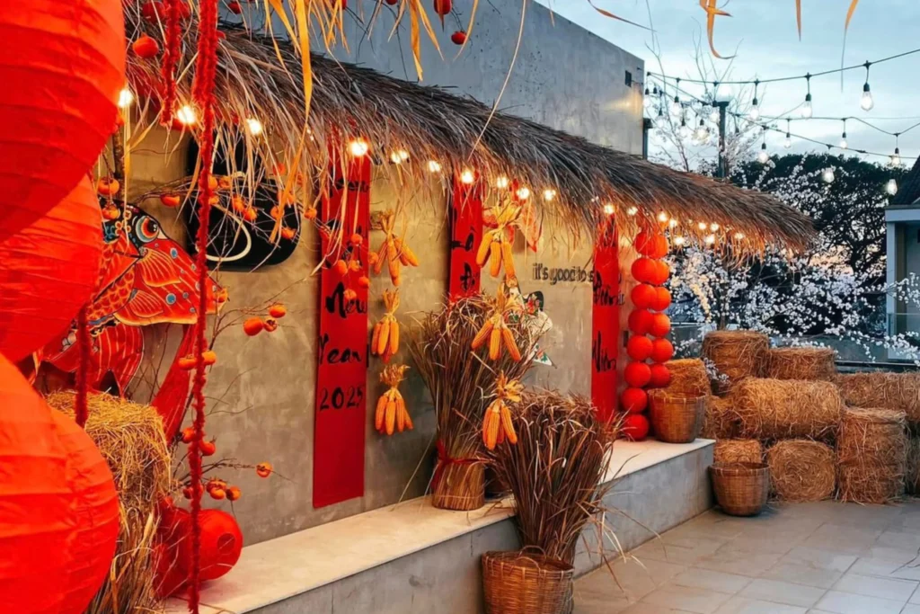 10+ Ý Tưởng Decor Tết Ngoài Trời Biến Sân Vườn Thành Thiên Đường Đón Xuân 2 Decor Tết ngoài trời với đèn lồng đỏ, tiểu cảnh rơm rạ và không gian sân vườn ngày Tết.