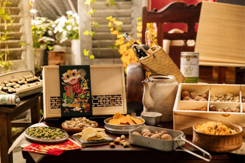  Hương vị Tết đoàn viên bên chén trà ấm và khay mứt Tết đủ đầy.