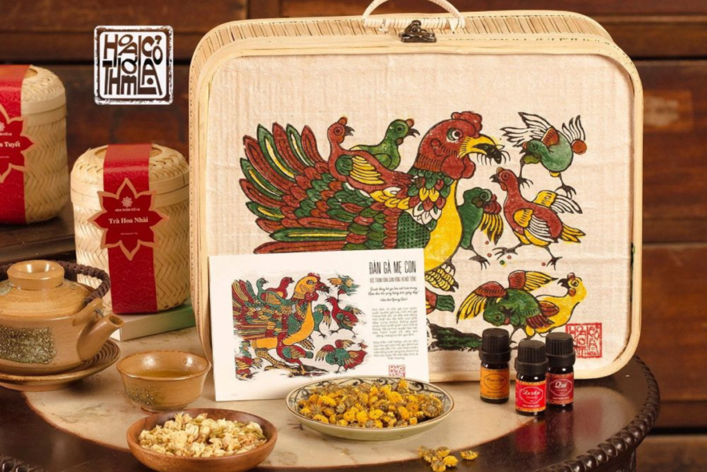 Bộ quà tặng trà thượng hạng thiết kế tranh Đông Hồ Đàn Gà Mẹ Con độc đáo cho dịp Tết.