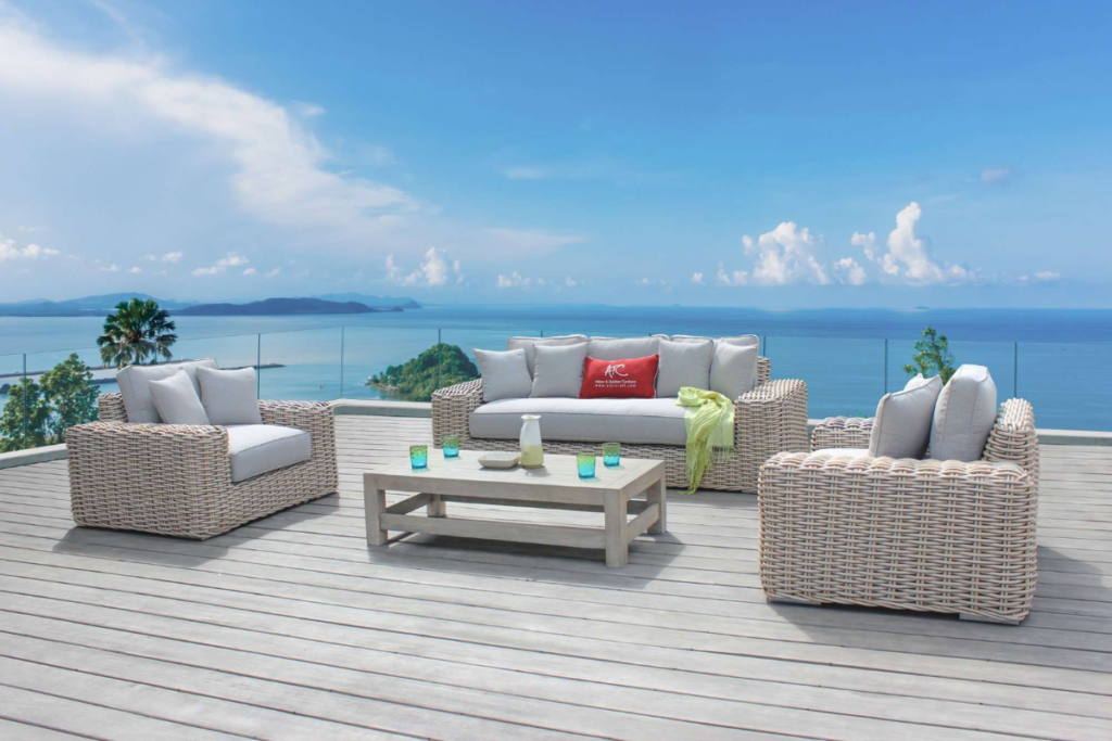 Bộ  bàn ghế mây nhựa phòng khách bằng sofa nhựa đan BORA được bố trí trên sân hiên thoáng đãng, hướng biển, phù hợp cho cả không gian trong nhà và ngoài trời.