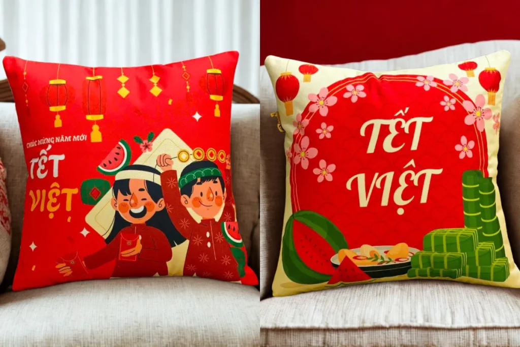 Gối tựa trang trí Tết với gam màu đỏ ấm và họa tiết xuân, giúp sofa trở nên sinh động và hài hòa hơn.