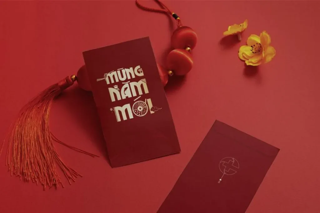 Bao lì xì decor Tết với sắc đỏ may mắn, kết hợp phụ kiện nhỏ tạo điểm nhấn vui tươi cho không gian đầu năm.